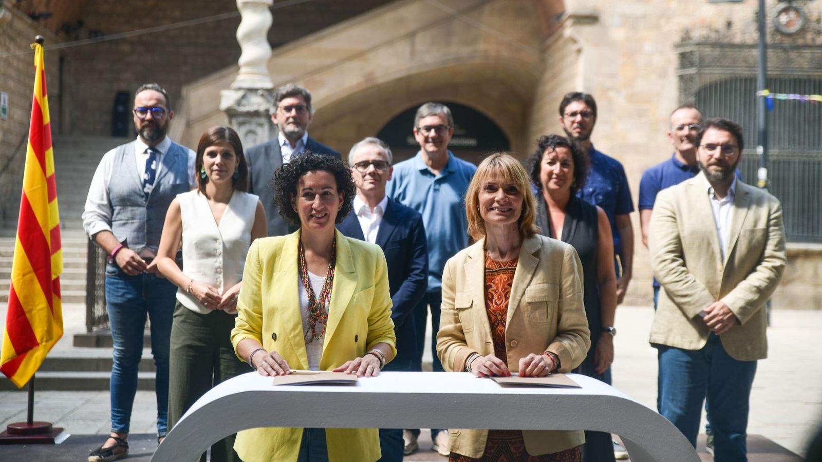 La viceprimera secretària del PSC, Lluïsa Moret, i la secretària general d'ERC, Marta Rovira, signen l'acord