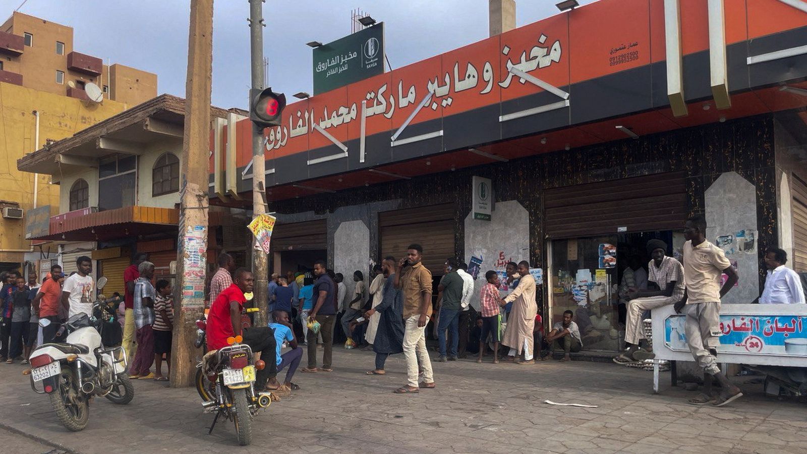 Diverses persones fan cua per a adquirir pa a Khartum, la capital del Sudan