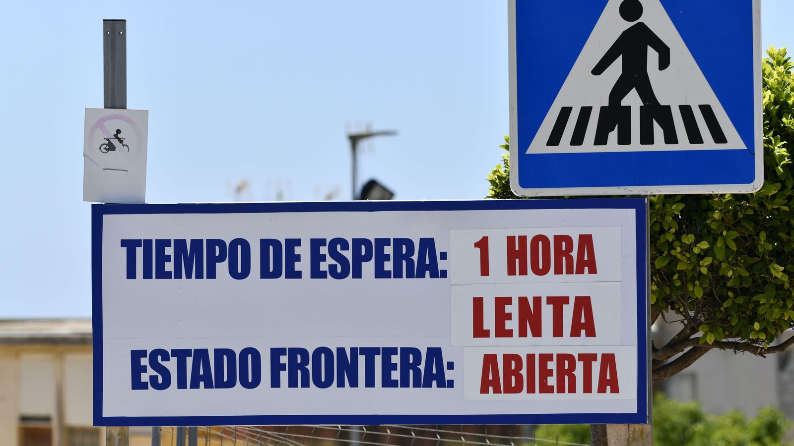 Un senyal anuncia el temps d'espera estimat per a embarcar en una imatge d'arxiu