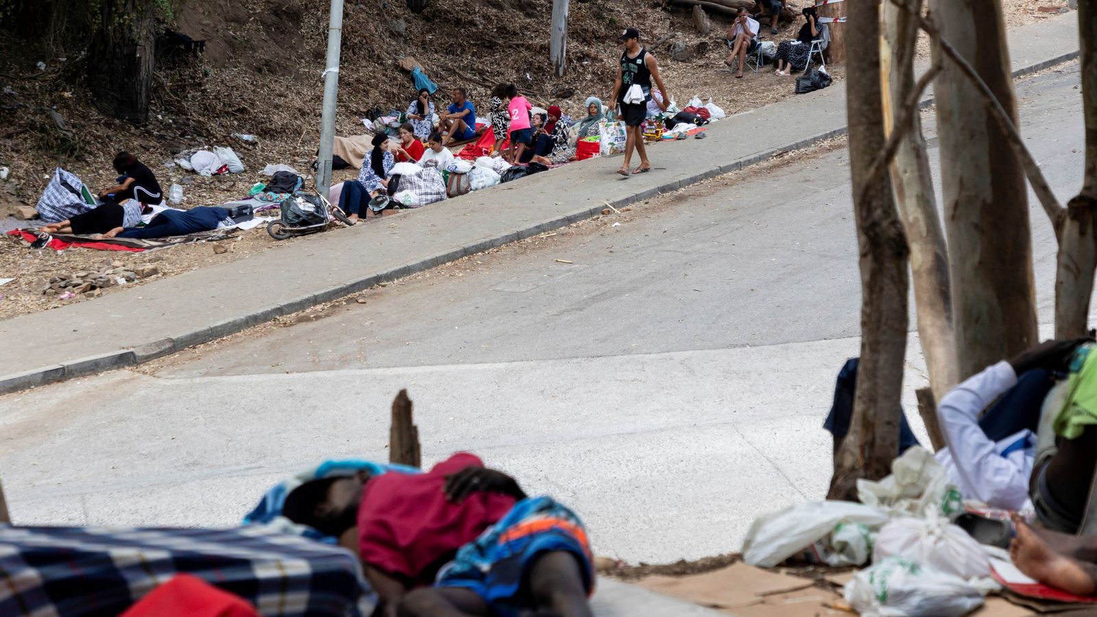 Desenes de migrants als carrers de Ceuta