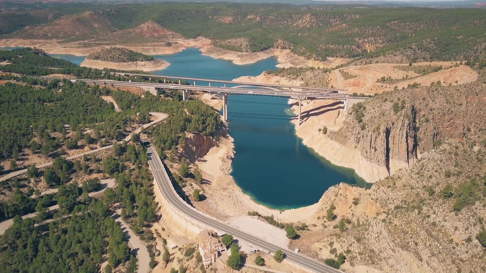 Imatge aèria de l'embassament de Contreras, entre València i Conca