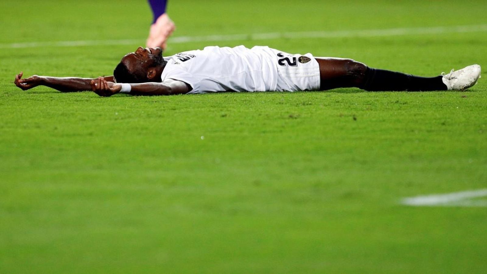 El davanter belga del València, Batshuayi, abatut després de l'empat del Celta