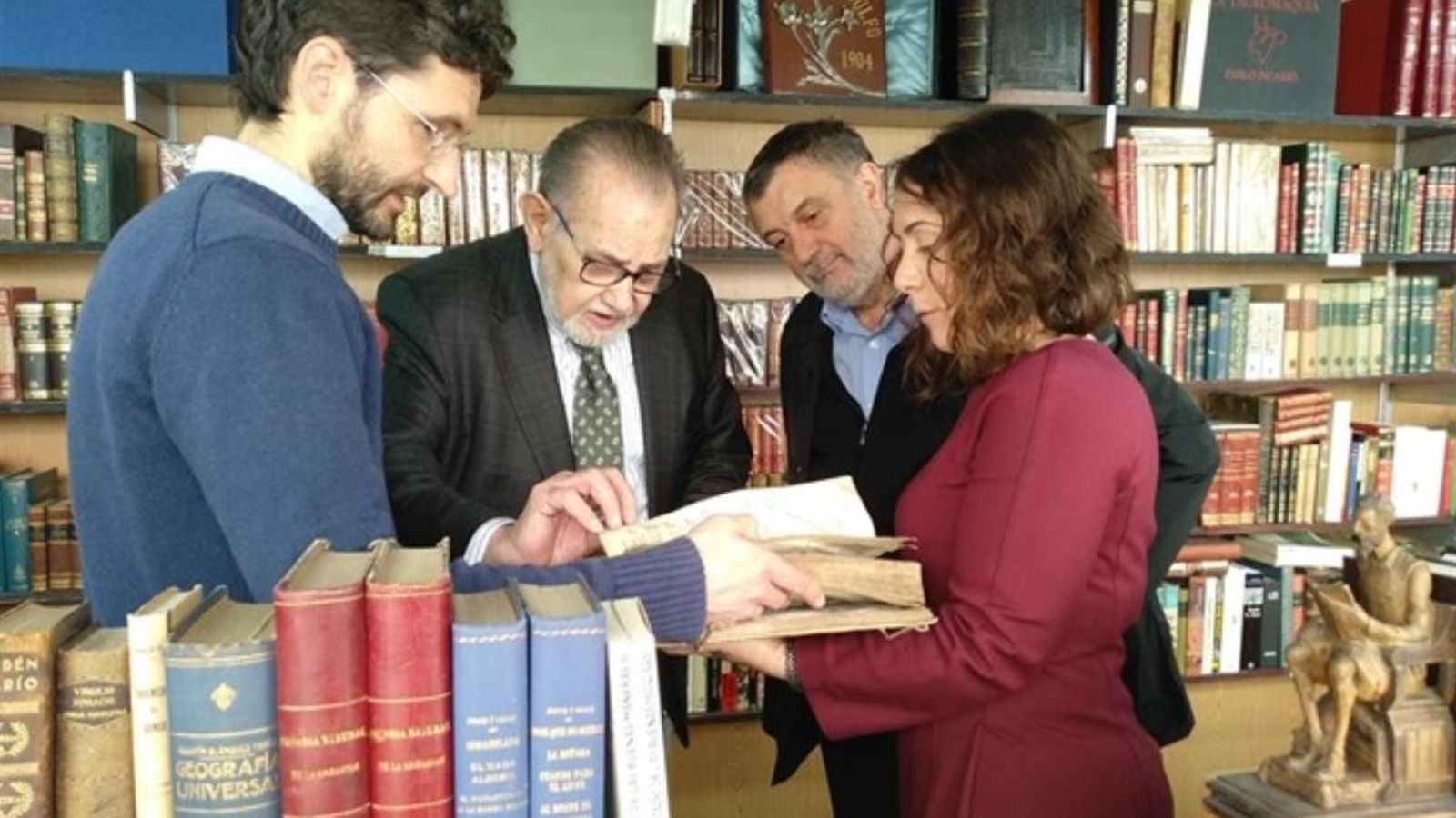 El president del Gremi de Llibreters de Vell de la Comunitat Valenciana, José Luis Boado, i la regidora Gloria Tello, en una caseta