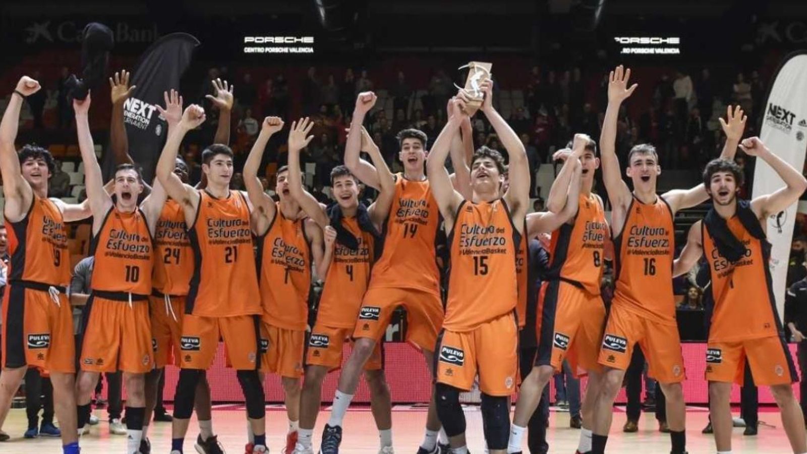 Els jugadors del València Basket U18 alcen el títol de campions del torneig Next Generation de l’Eurolliga