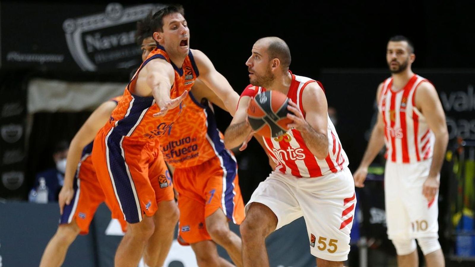 L'extaronja Quino Colom ha tornat per primera vegada a la Fonteta com a jugador de l'Estrela Roja