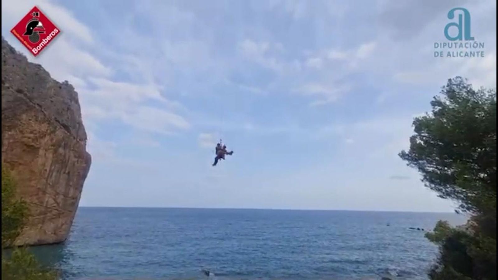 Rescaten amb helicopter a un jove de la Cala Racó del Corb a Calp