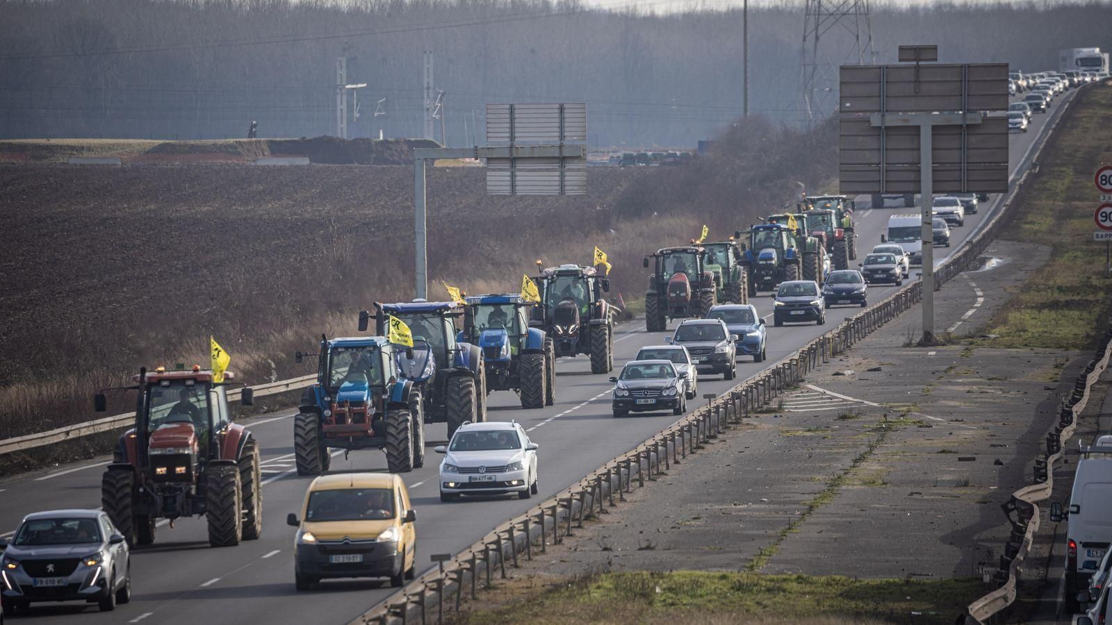 Agricultors francesos es dirigeixen amb els tractors a París