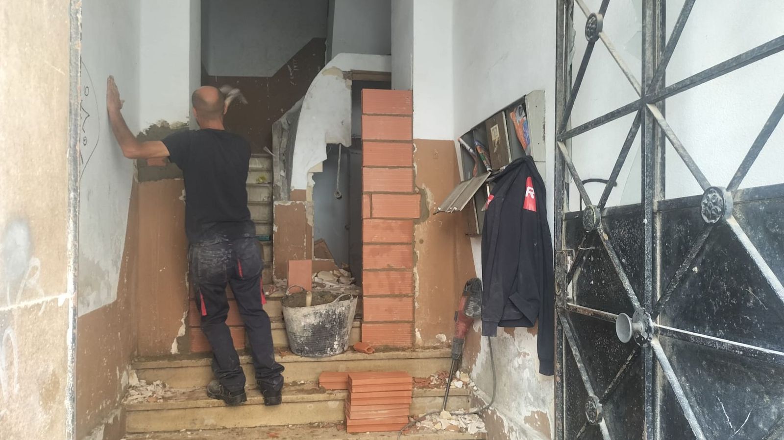 Un operari municipal tapi l'accés a la finca, després de l'operació policial