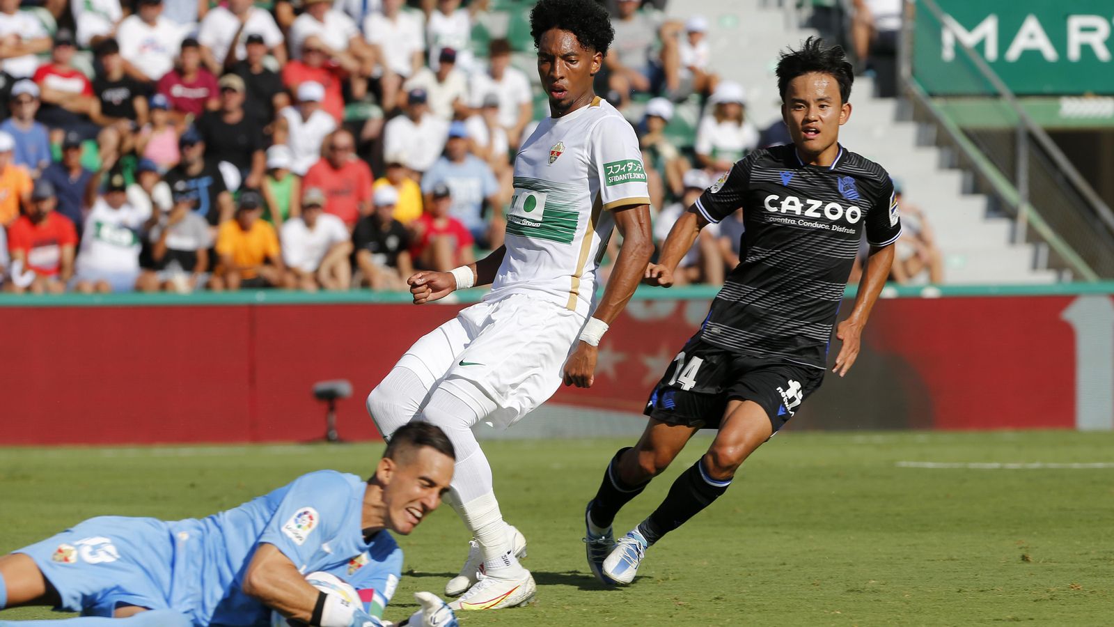 Edgar Badia atrapa una pilota davant la mirada de Johan Mojica i Take Kubo