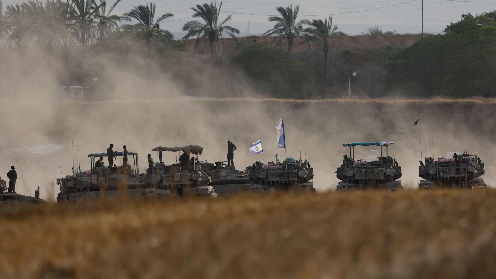 Vehicles militars israelians prop de la frontera entre Israel i Gaza