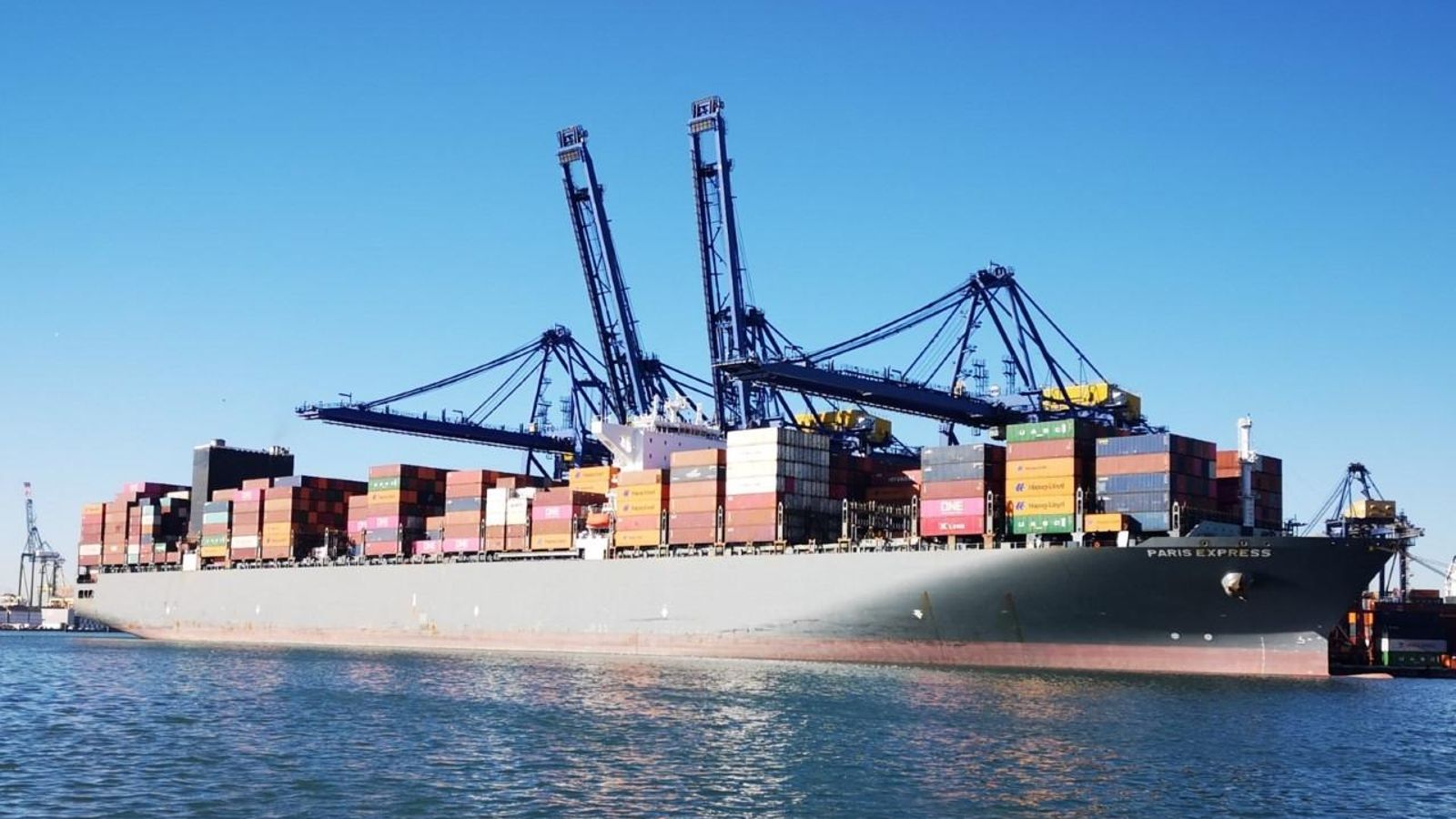 Un vaixell de contenidors, al port de València