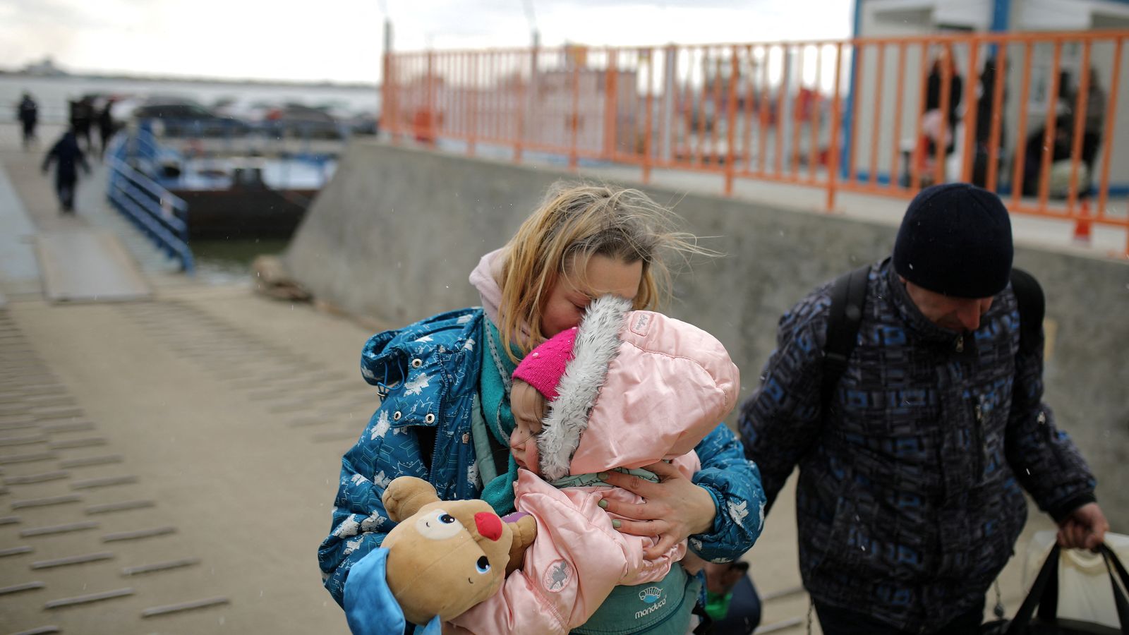 Una dona amb un nadó abandona Ucraïna per un pas fronterer cap a Romania