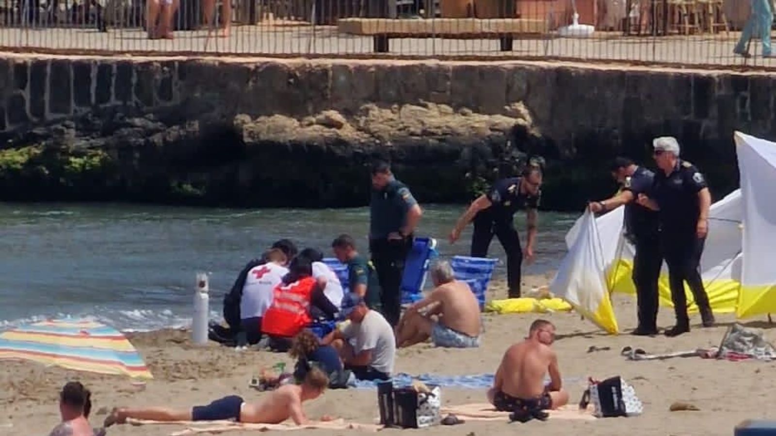 Els serveis d'emergència i sanitaris atenent a la dona ofegada