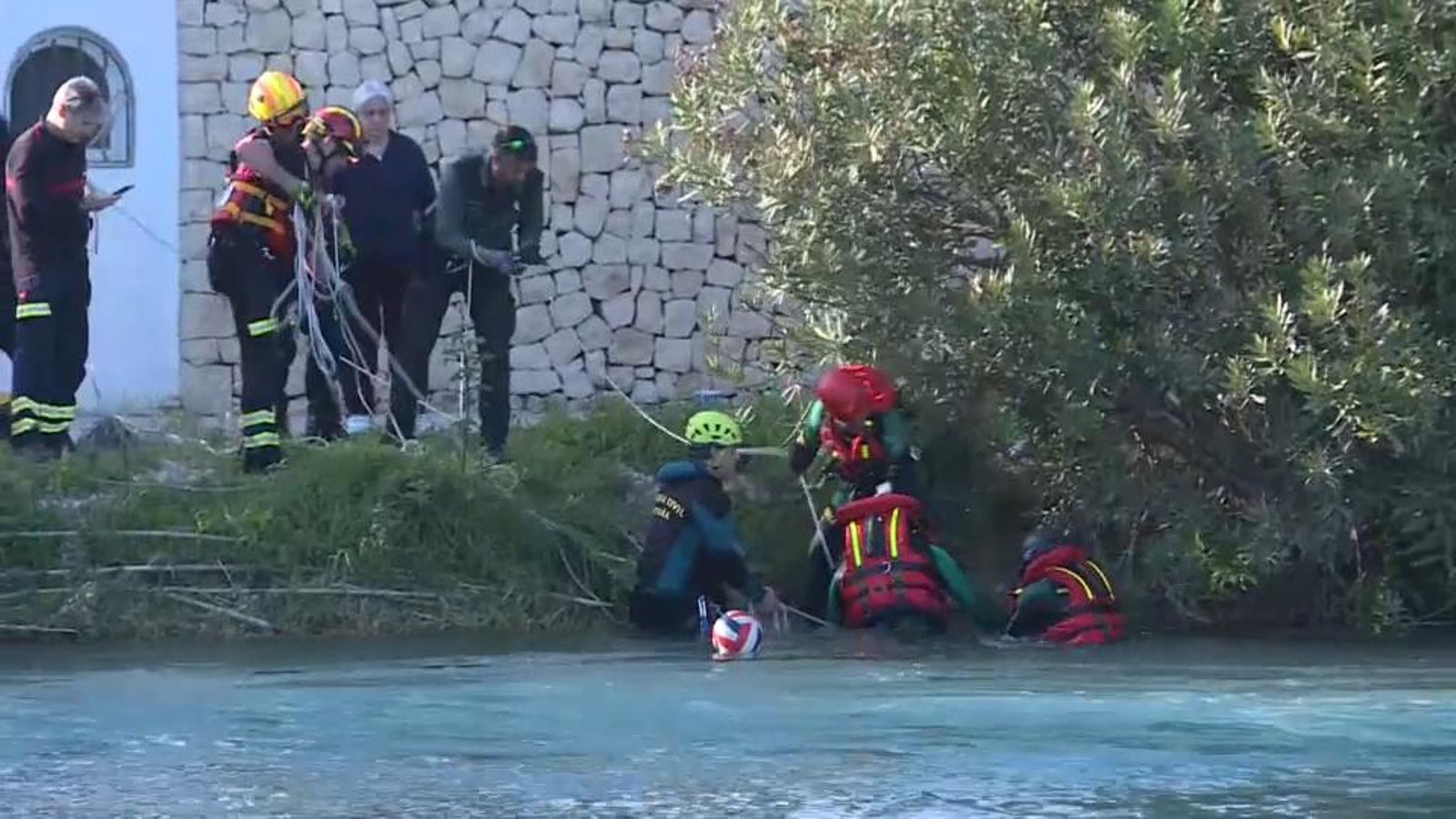 Imatge del moment en què l'equip dels bombers rescata el cos del jove de l'aigua