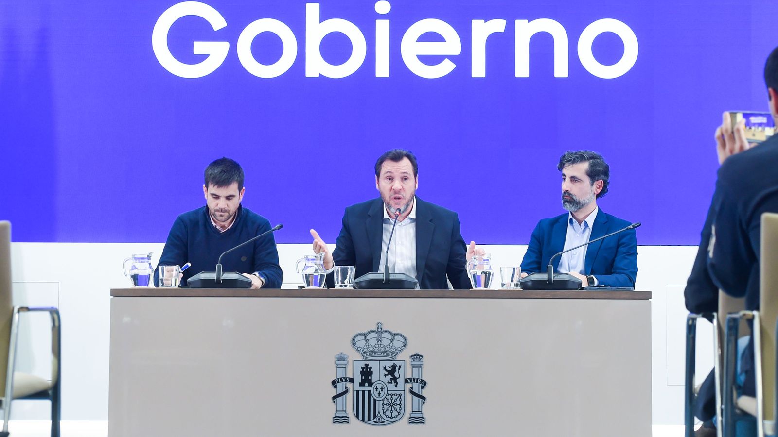 El ministre de Transports, Óscar Puente (c), durant la roda de premsa al costat del director de Trànsit d'Adif, Ángel García de la Bandera (d), i al director d'Operacions de Renfe, José Alfonso Gálvez (e)