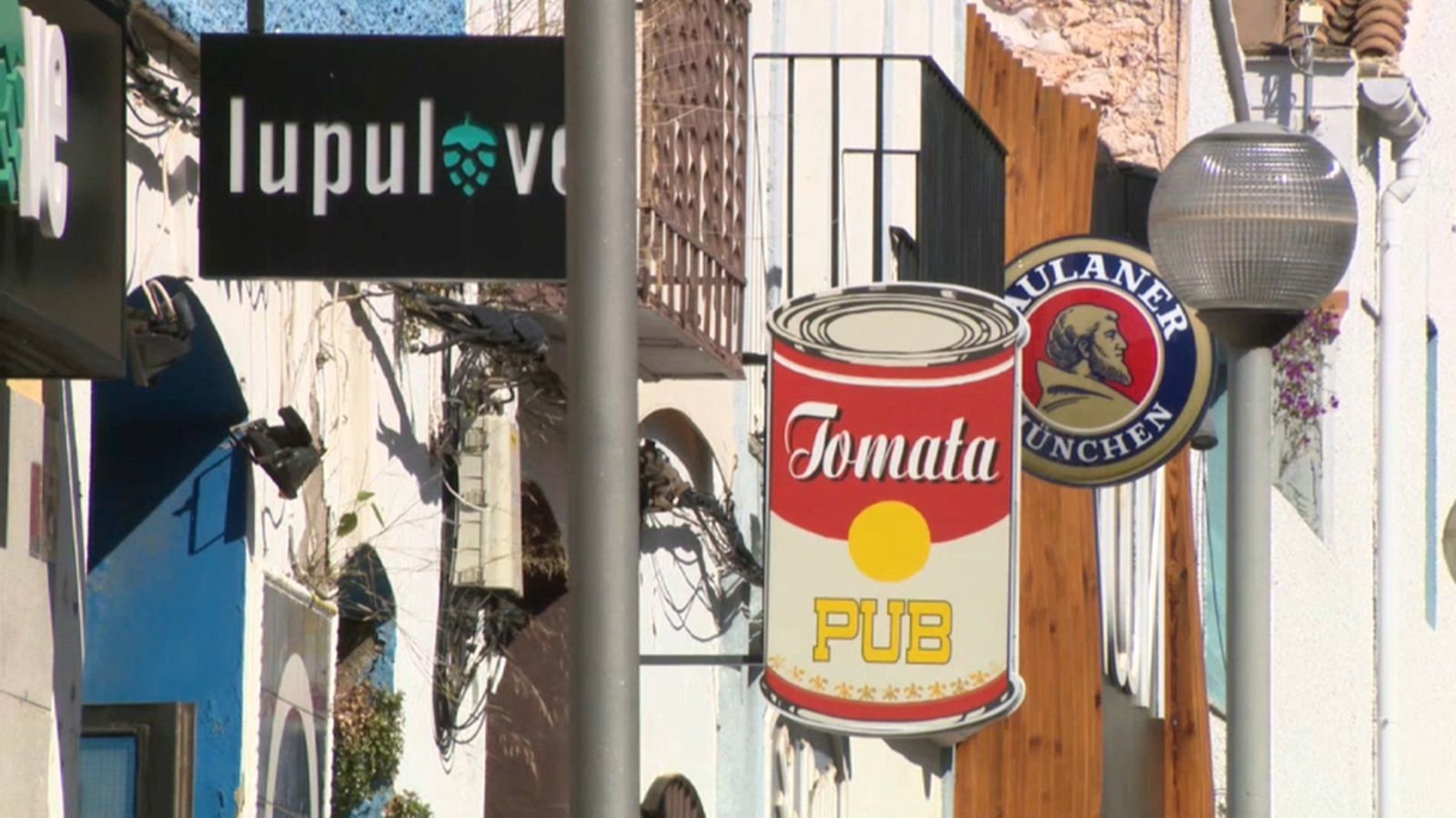 Un dels carrers que concentra nombrosos locals d'oci a les comarques del nord