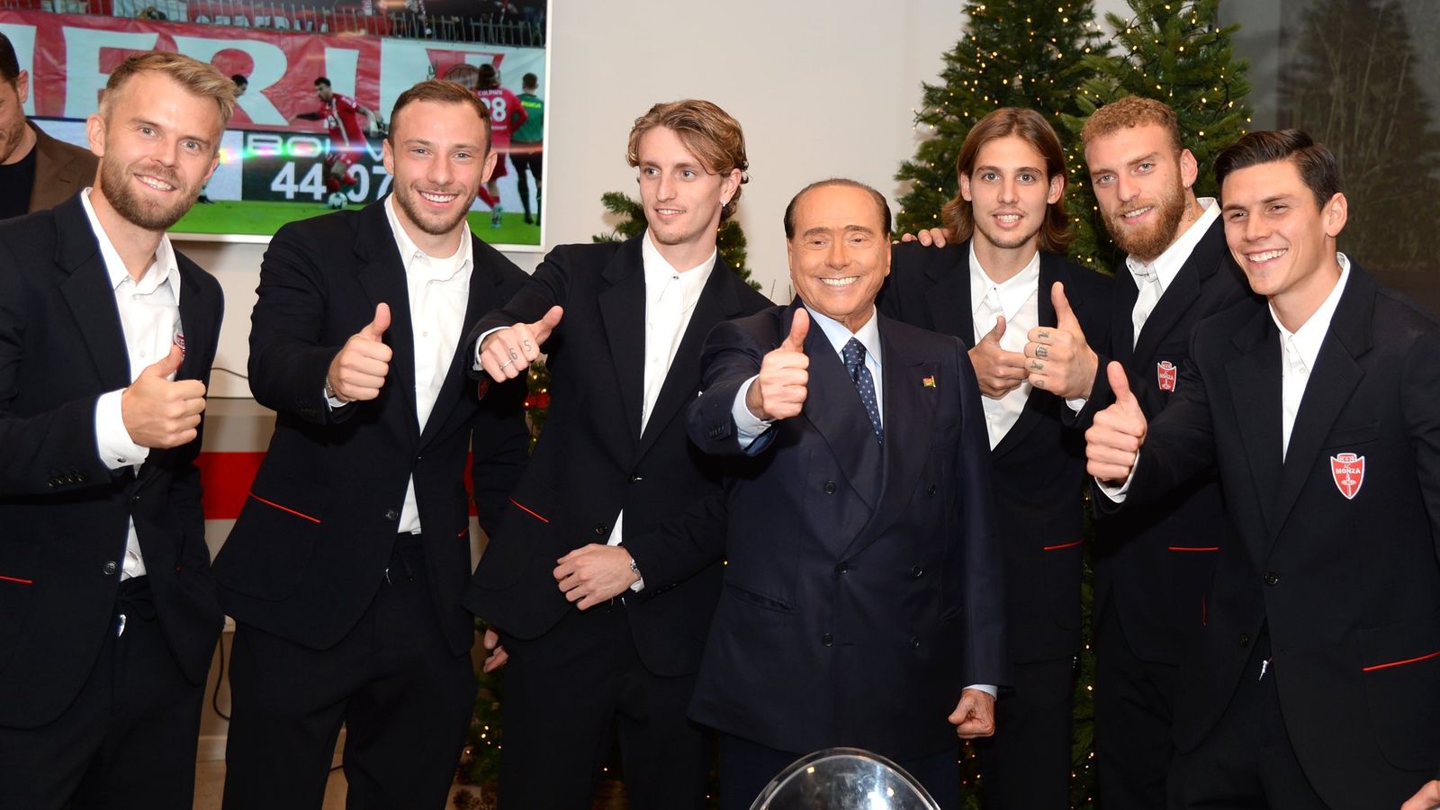 Berlusconi posa amb diversos jugadors del Monza