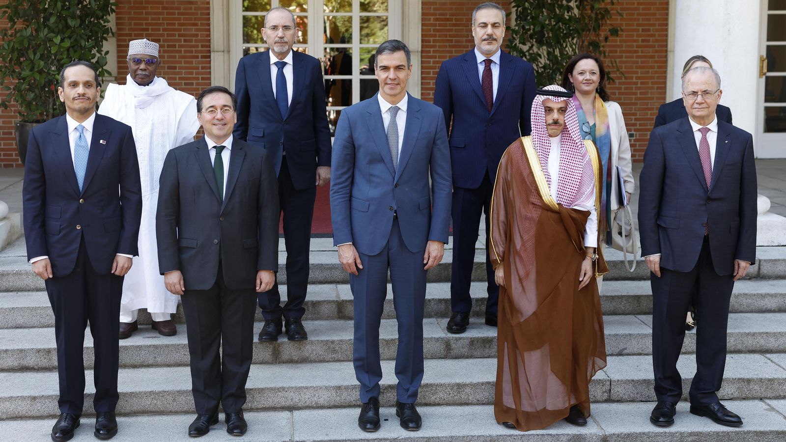 El president del Govern, Pedro Sánchez i el ministre d'Exteriors, José Manuel Albares, posen amb el primer ministre palestí, Mohamed Mustafa (dreta), al secretari general de l'Organització de Cooperació Islàmica, Hussein Ibrahim Taha (segon per l'esquerra, darrere), i a diversos ministres d'Afers exteriors de països àrabs de l'anomenat Grup de Contacte Àrab per a Gaza en el Palau de la Moncloa.
