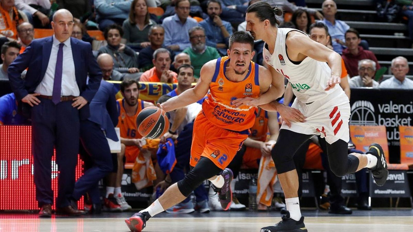 Marinković intenta jugar la pilota davant de l'atenta mirada de Ponsarnau