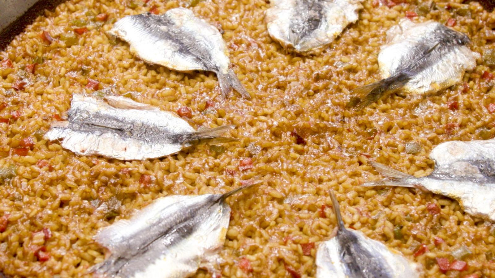 Paella de sardines i pimentons