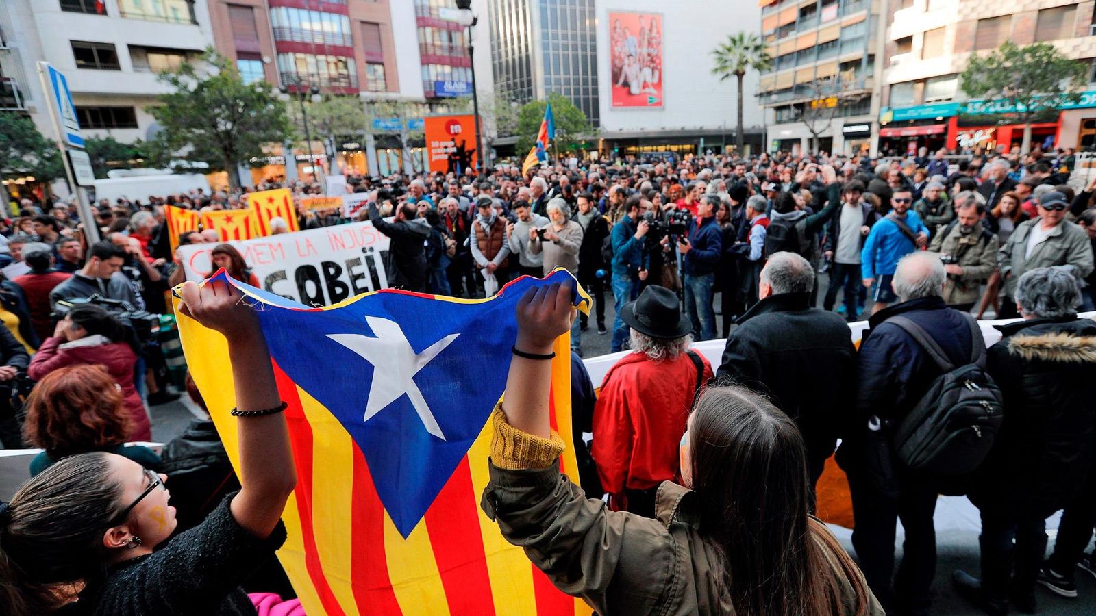 Moments de la manifestació enfront de la Delegació del Govern central a València