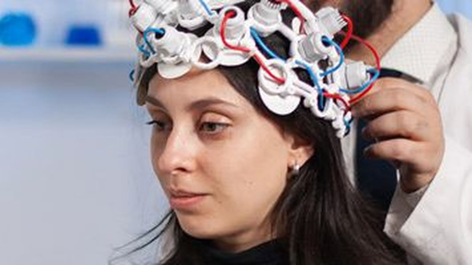 Un mèdic neuròleg analitza els símptomes d'una pacient