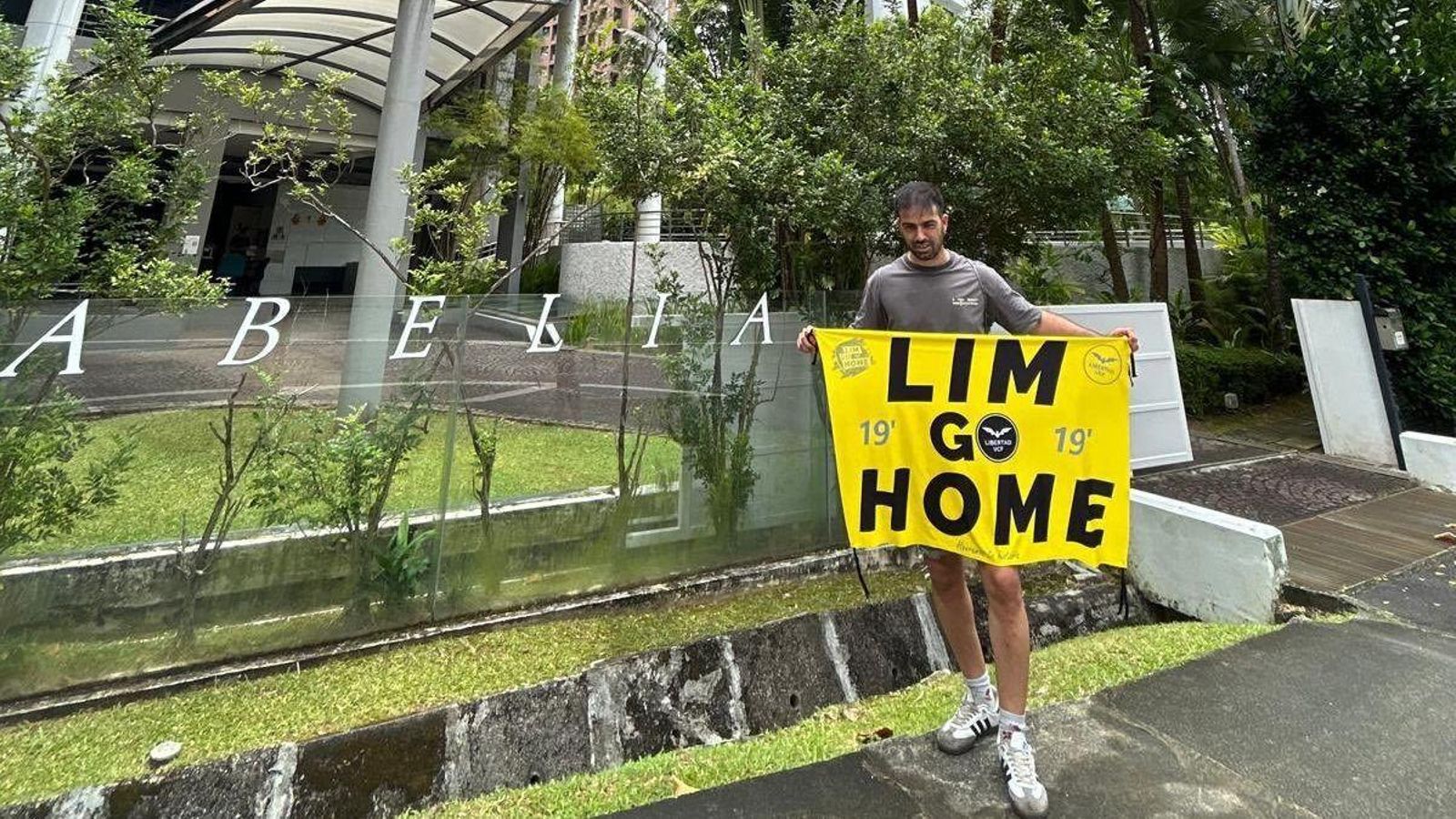 Un dels aficionats que protesta contra Lim Un dels aficionats que protesta contra Lim