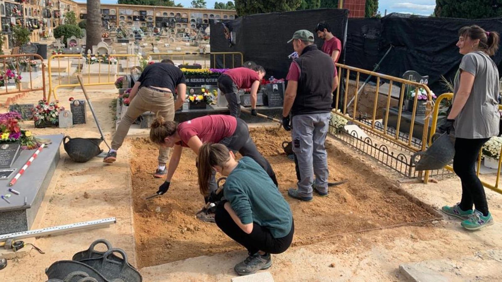 Treballs d'exhumació a la fossa 100 de Paterna