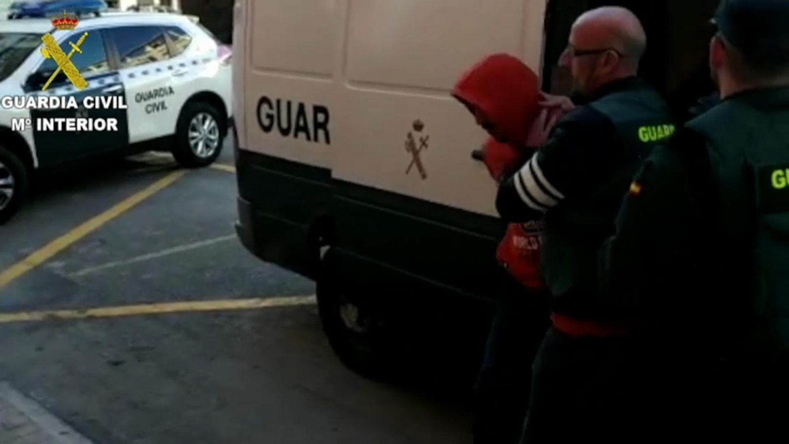 Imatges de la Guàrdia Civil del trasllat d'un dels detinguts