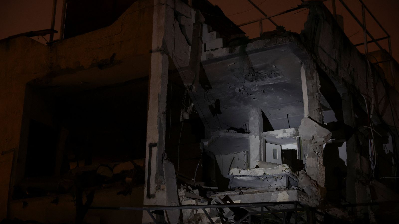 Un edifici danyat després d’una onada de míssils llançats des de l’Iran, en el marc del conflicte entre els Estats Units, Israel i l’Iran, a Ramat Gan (Israel), el 4 d’abril de 2026.