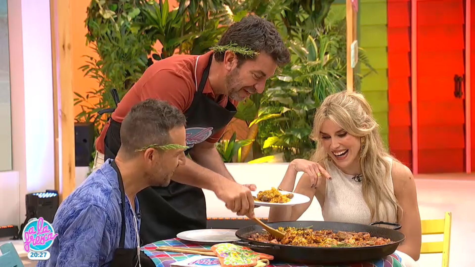 Arturo Valls cuina una paella valenciana en 'A la fresca' Arturo Valls cuina una paella valenciana en 'A la fresca'