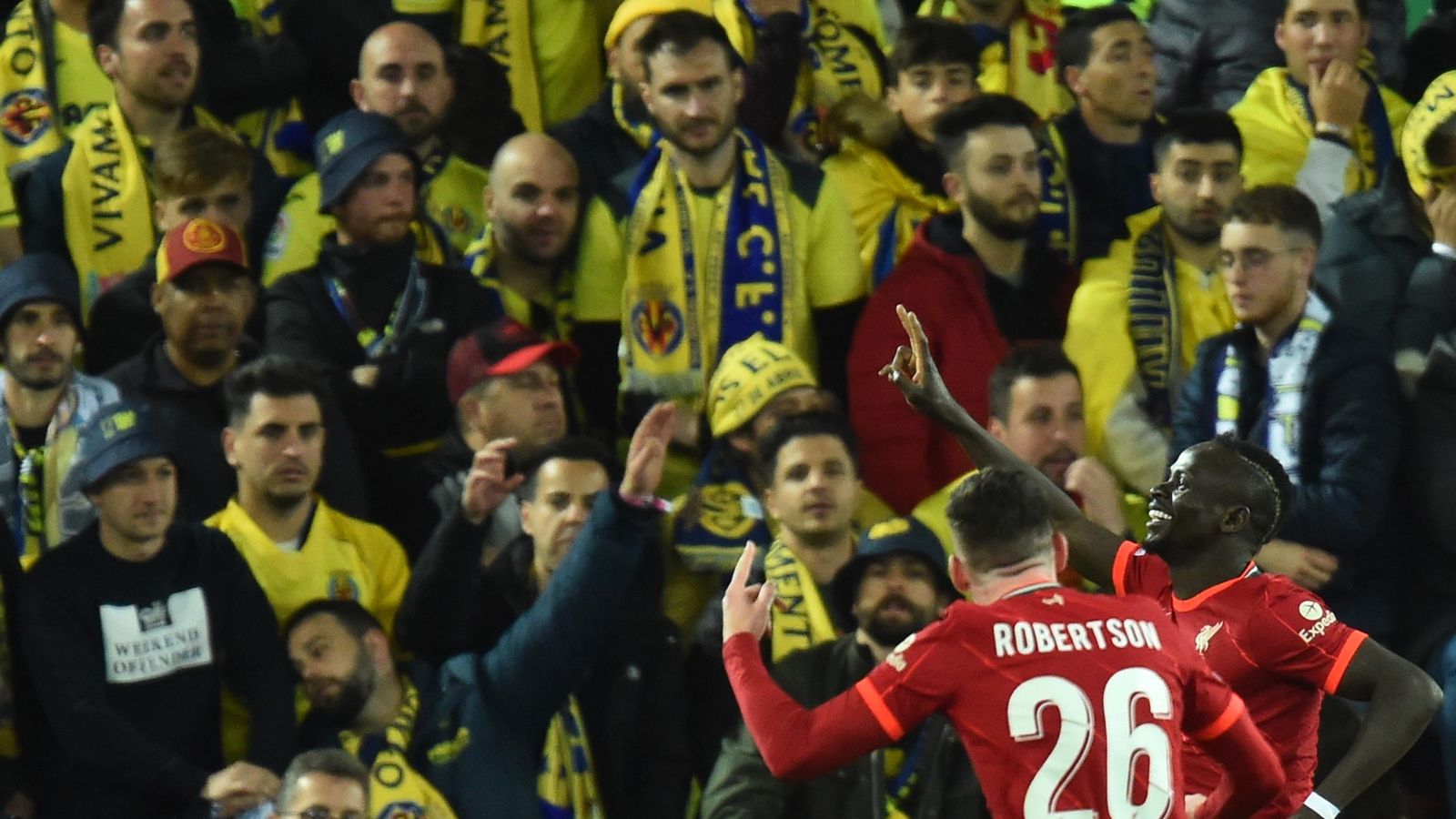 Sadio Mané celebra el segon gol del Liverpool davant l'afició grogueta a Anfield