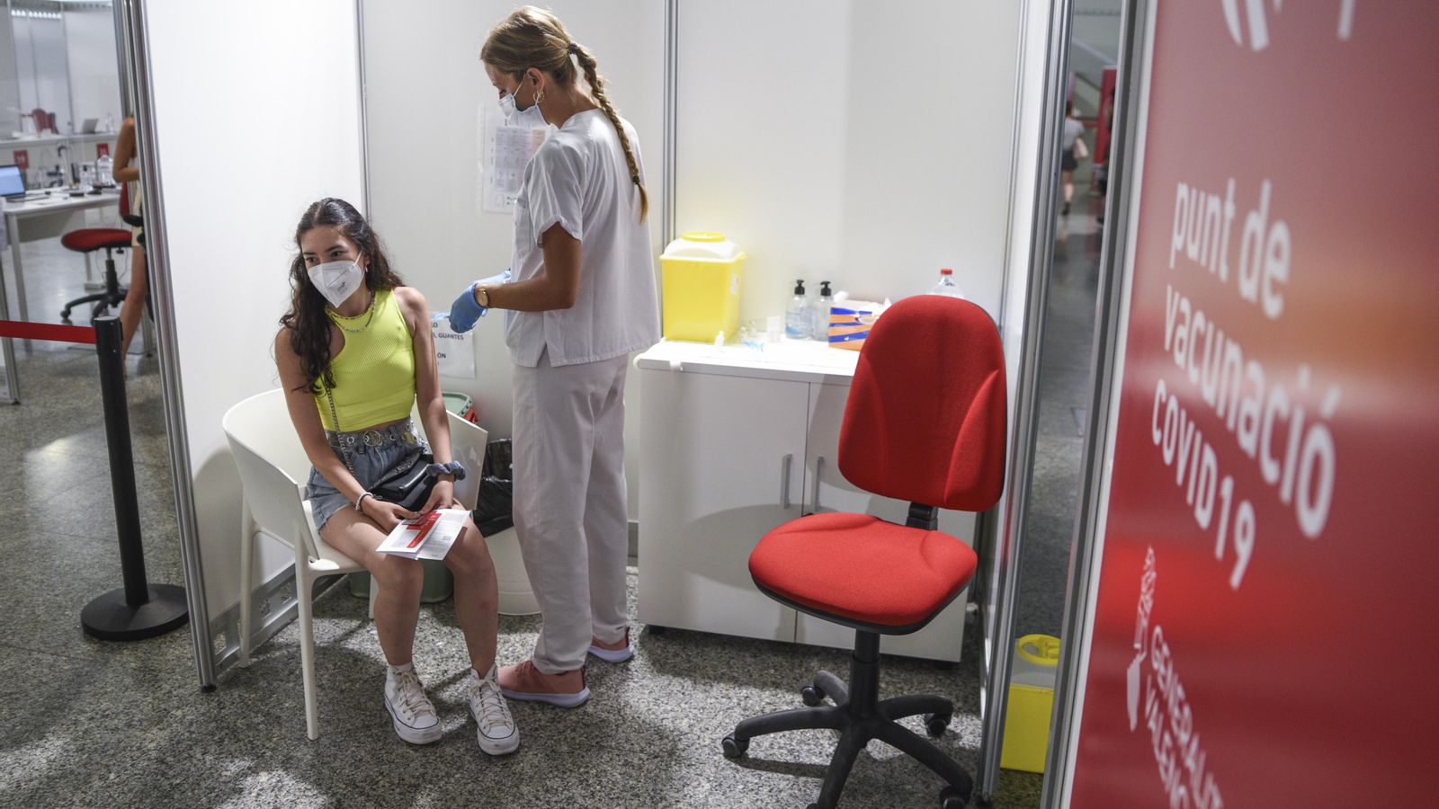 Una sanitària vacuna a una adolescent a la Ciutat de les Arts, en una imatge d'arxiu