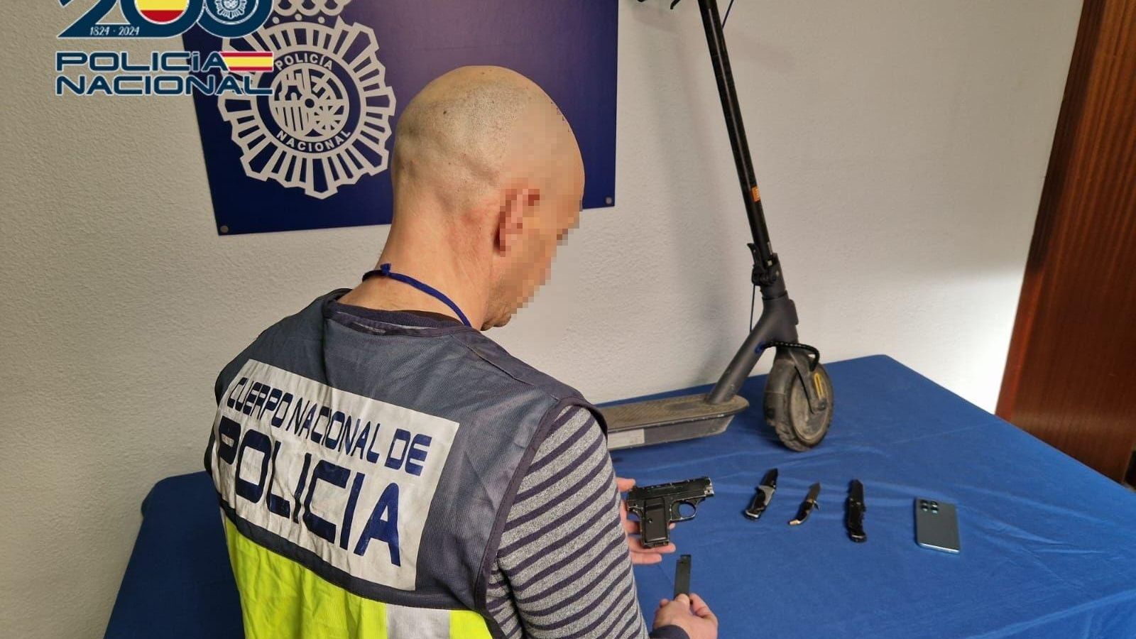 Un agent, en el material intervingut