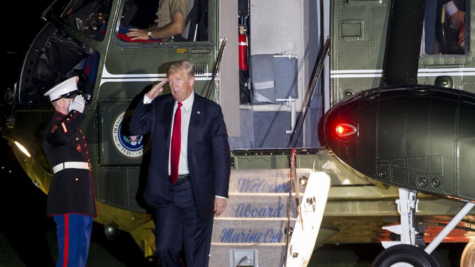 Donald Trump, aquest dijous, en l'arribada a la Casa Blanca després d'un acte a Indiana Donald Trump, aquest dijous, en l'arribada a la Casa Blanca després d'un acte a Indiana