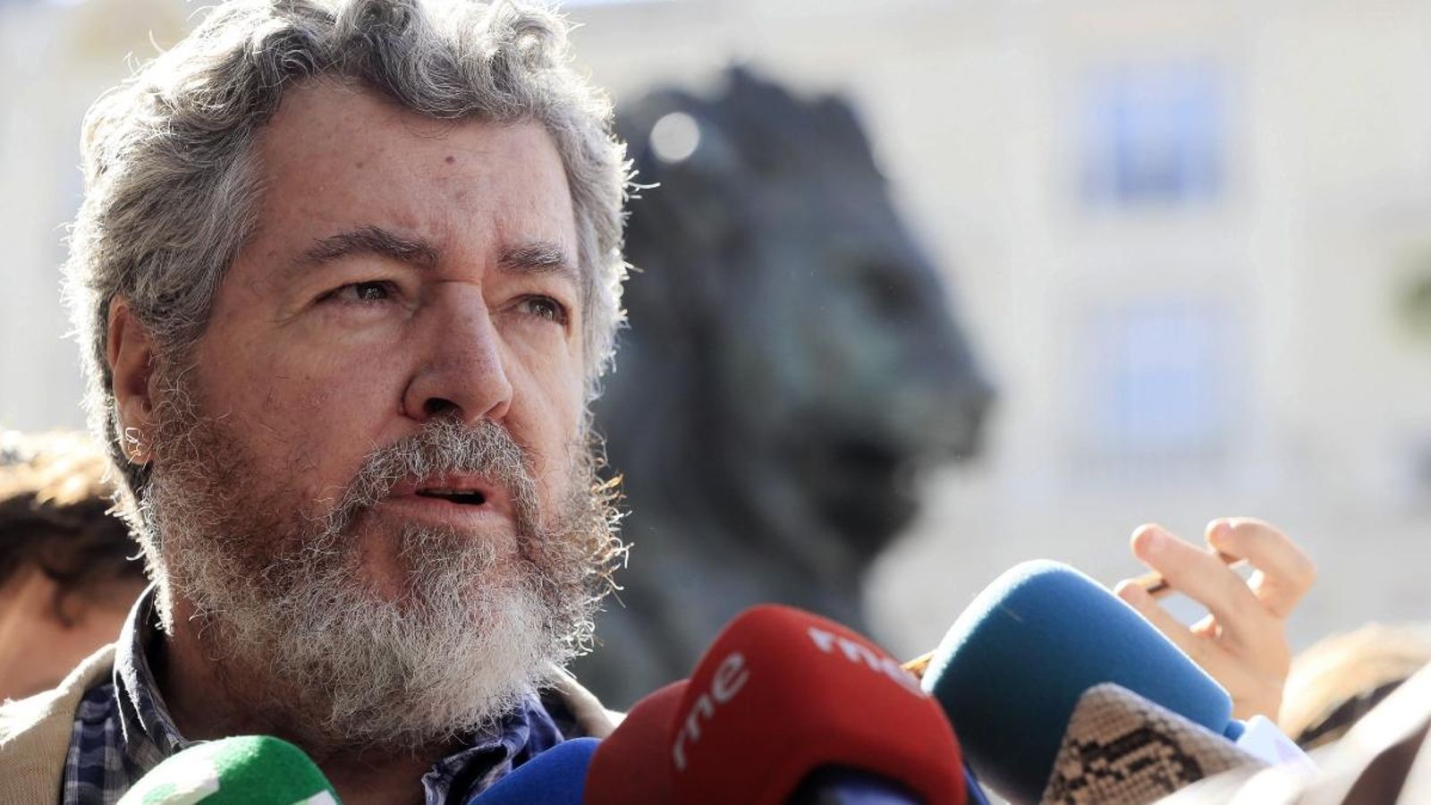 Juantxo López de Uralde, atén els mitjans aquest dimecres davant el Congrés dels Diputats Juantxo López de Uralde, atén els mitjans aquest dimecres davant el Congrés dels Diputats