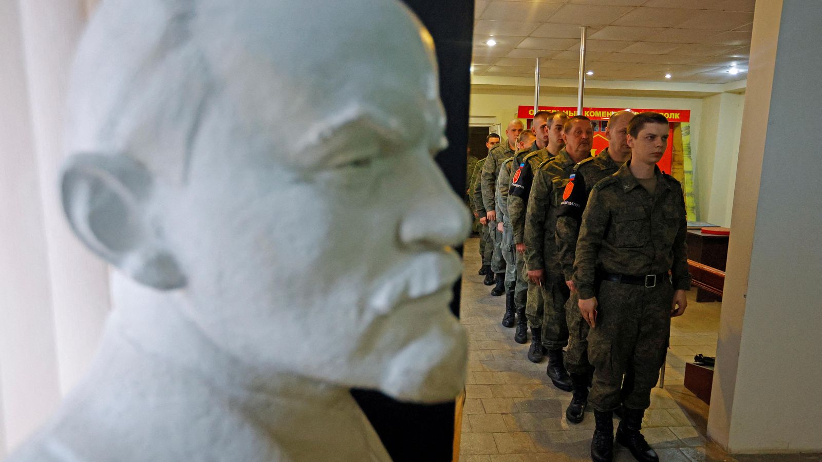Membres de l'autoproclamada República Popular de Luhansk s'alineen per a votar durant un referèndum sobre la unió a Rússia, en Luhansk, Ucraïna