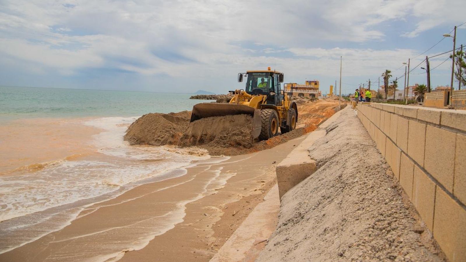 Treballs de condicionament de les platges després del temporal