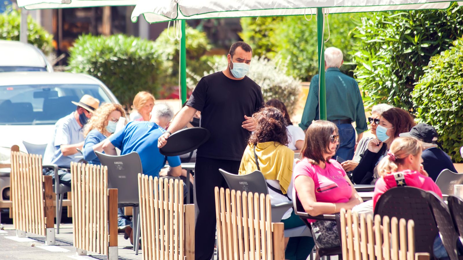 Imatge d'arxiu de persones a una terrassa del centre de València, aquest estiu