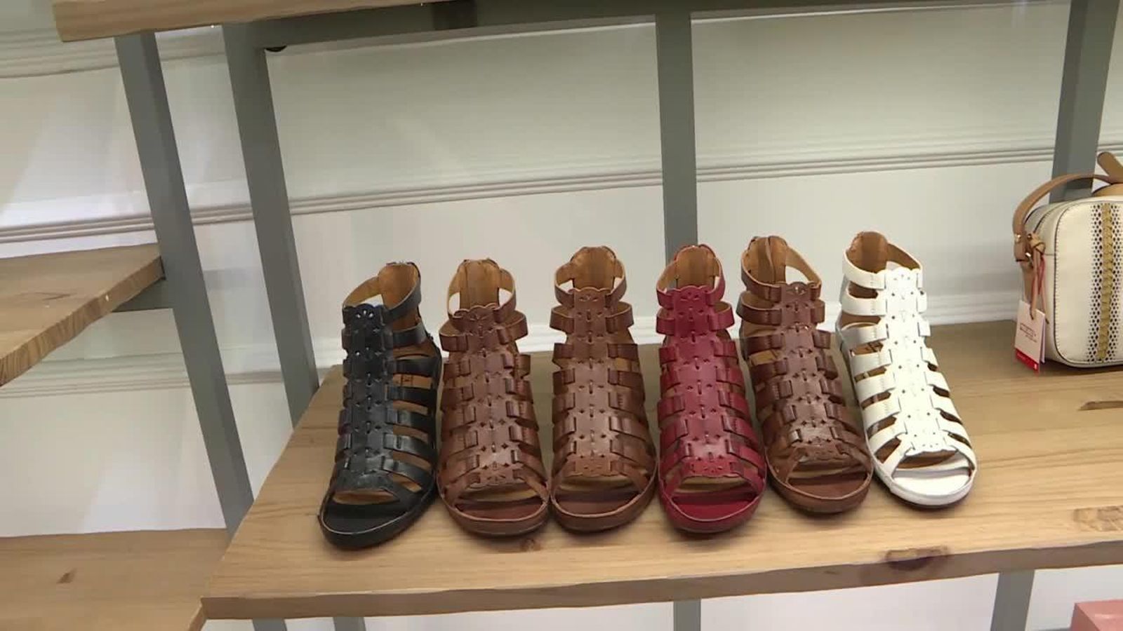 Climent es reuneix a Elda amb les empreses del calcer per a abordar la crisi del sector