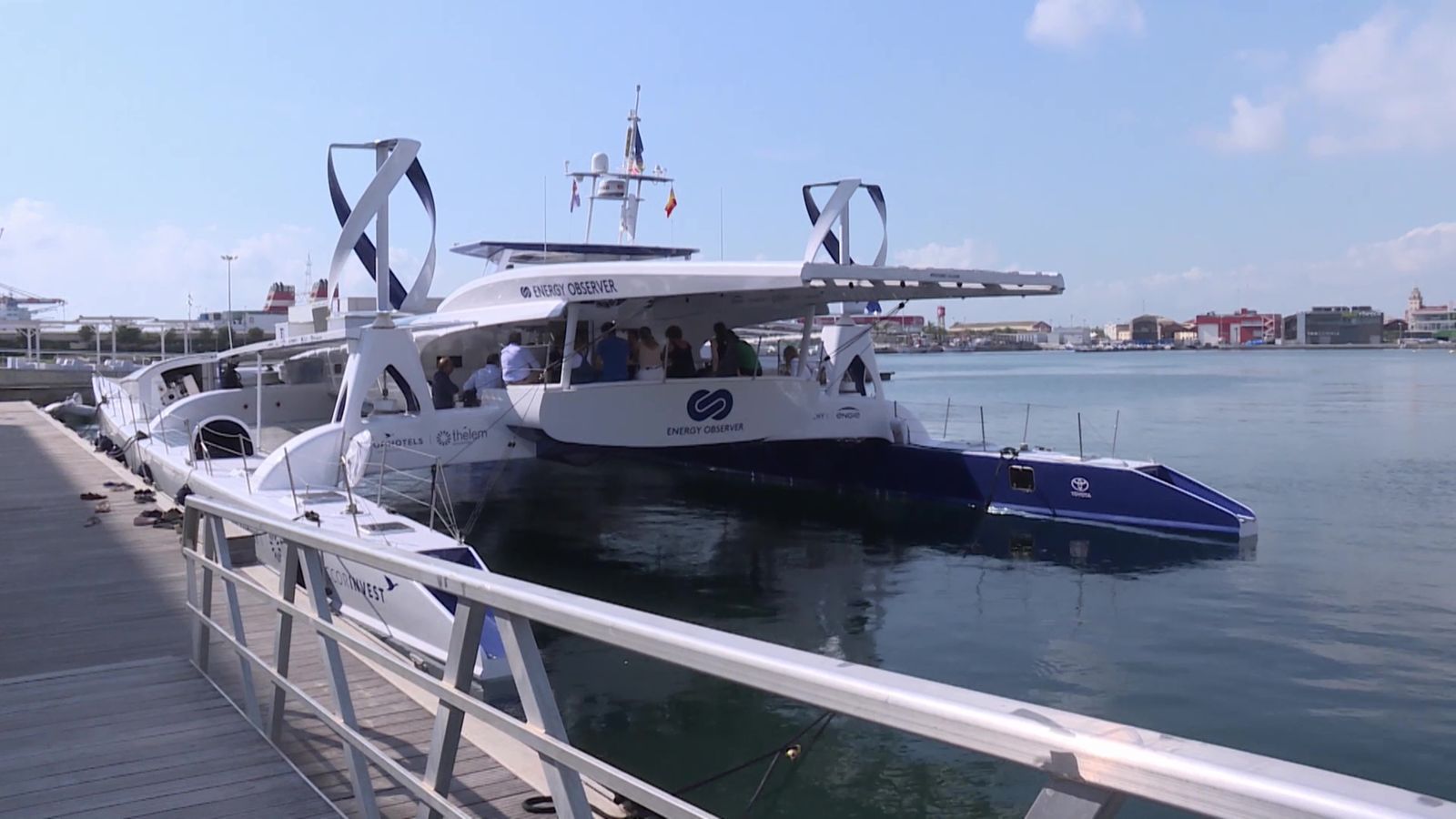 Atraca a València el primer vaixell propulsat per hidrogen i energies renovables que no emet gasos contaminants