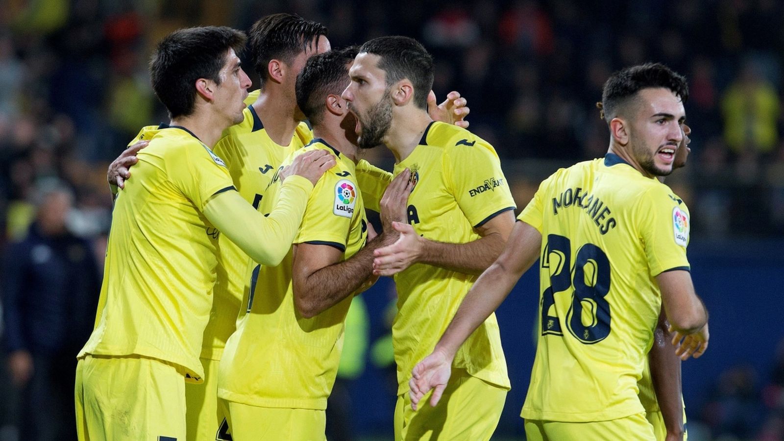 Els jugadors del Vila-real celebren el segon gol a l'Estadi de la Ceràmica