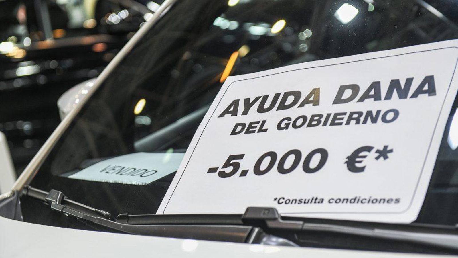 Un concessionari indica l'ajuda del govern en un cotxe de la recent Fira del Vehicle de València