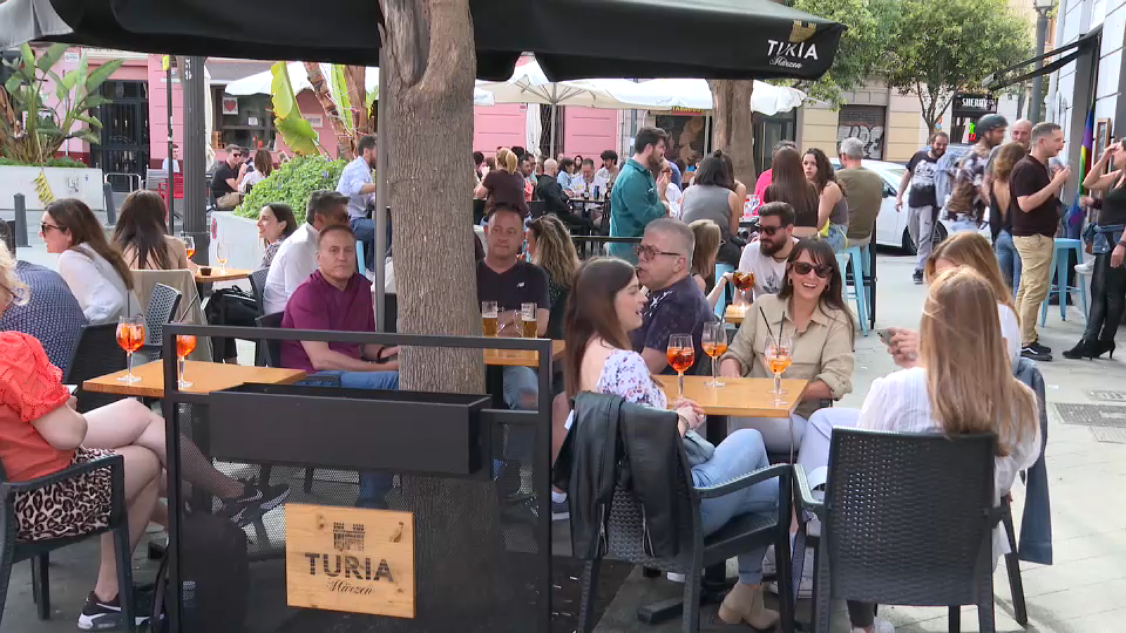 Terrasses plenes al barri de Russafa