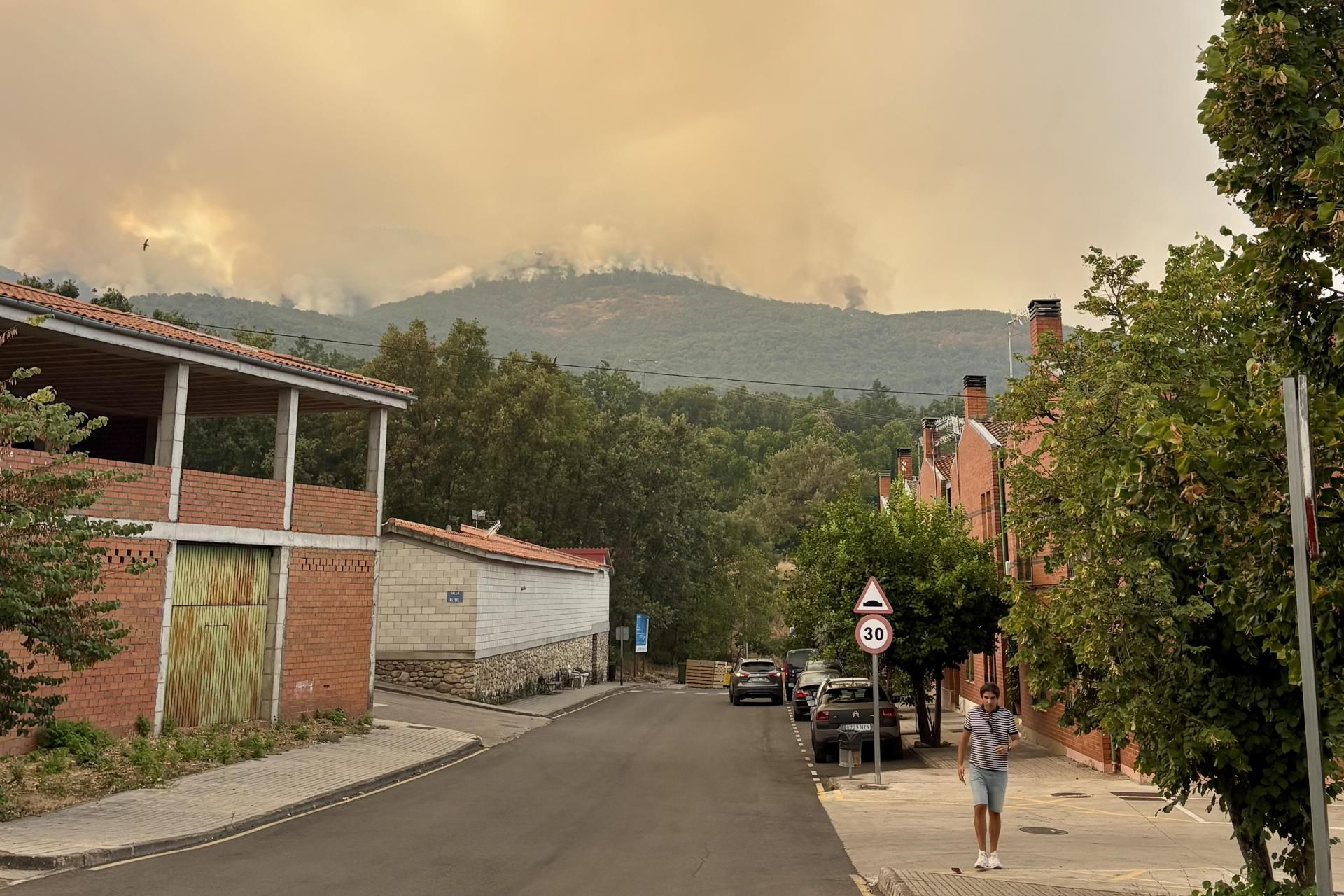 Vista de l'incendi proper a Hervás, Cáceres, este diumenge