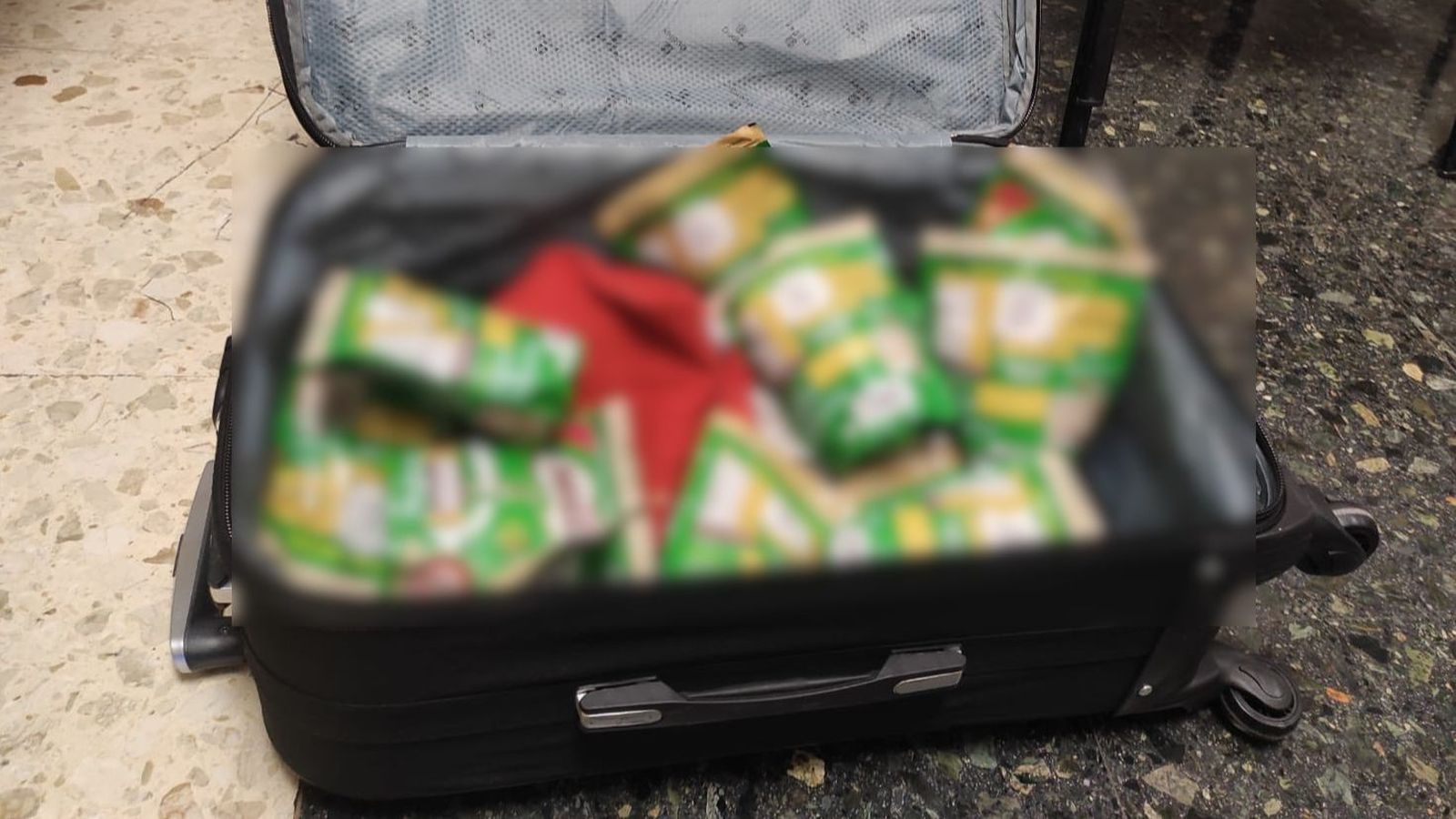 La maleta amb paquets de cocaïna que l'arrestat pretenia introduir en Espanya a través de l'aeroport de Manises