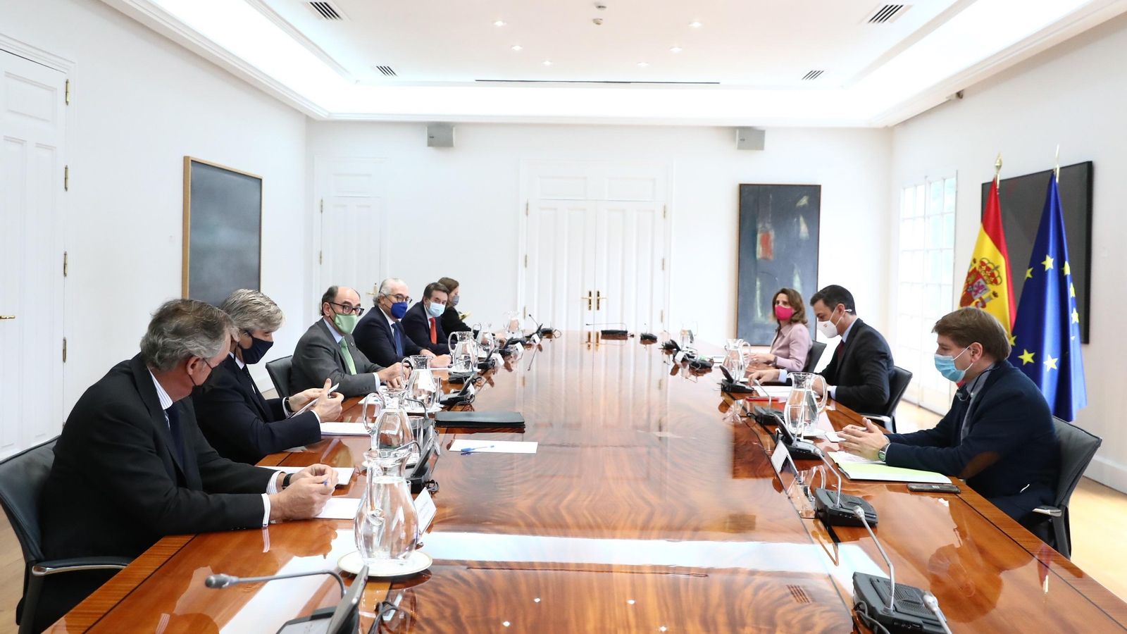 El president del Govern, Pedro Sánchez, i la ministra de Transició Ecològica, Teresa Ribera, amb els representants de les elèctriques
