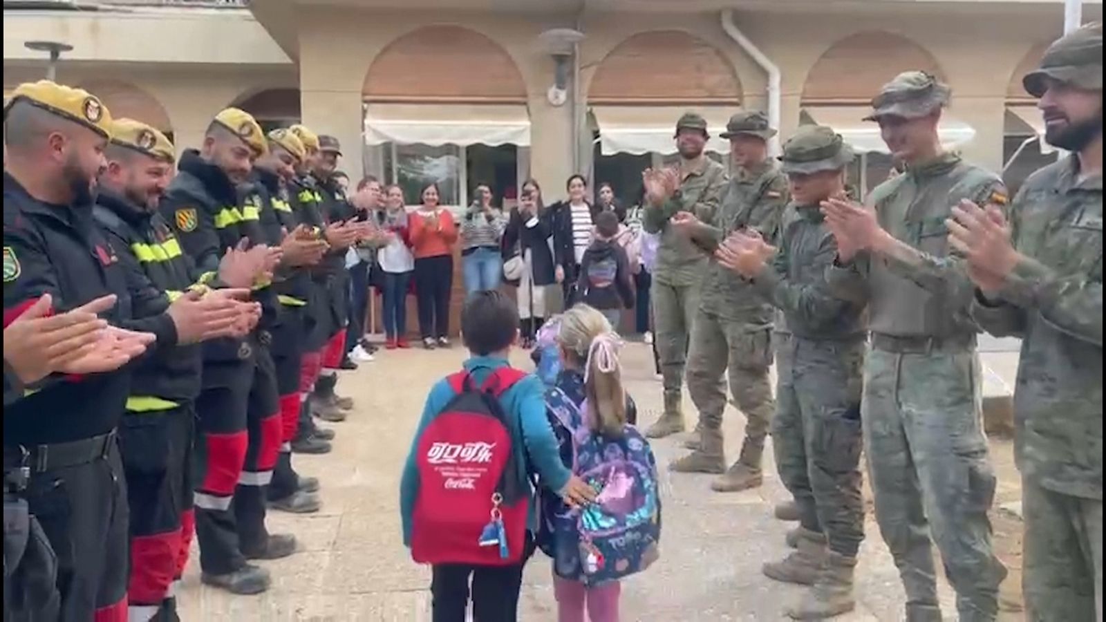 Efectius de l'UME aplaudeixen els xiquets i xiquetes del col·legi Baladre de Picanya en la tornada a les classes