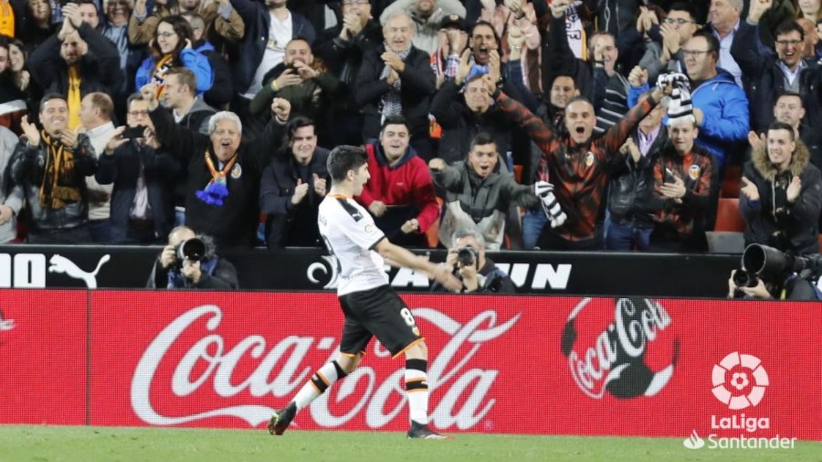 Carlos Soler celebra el seu gol amb l'afició