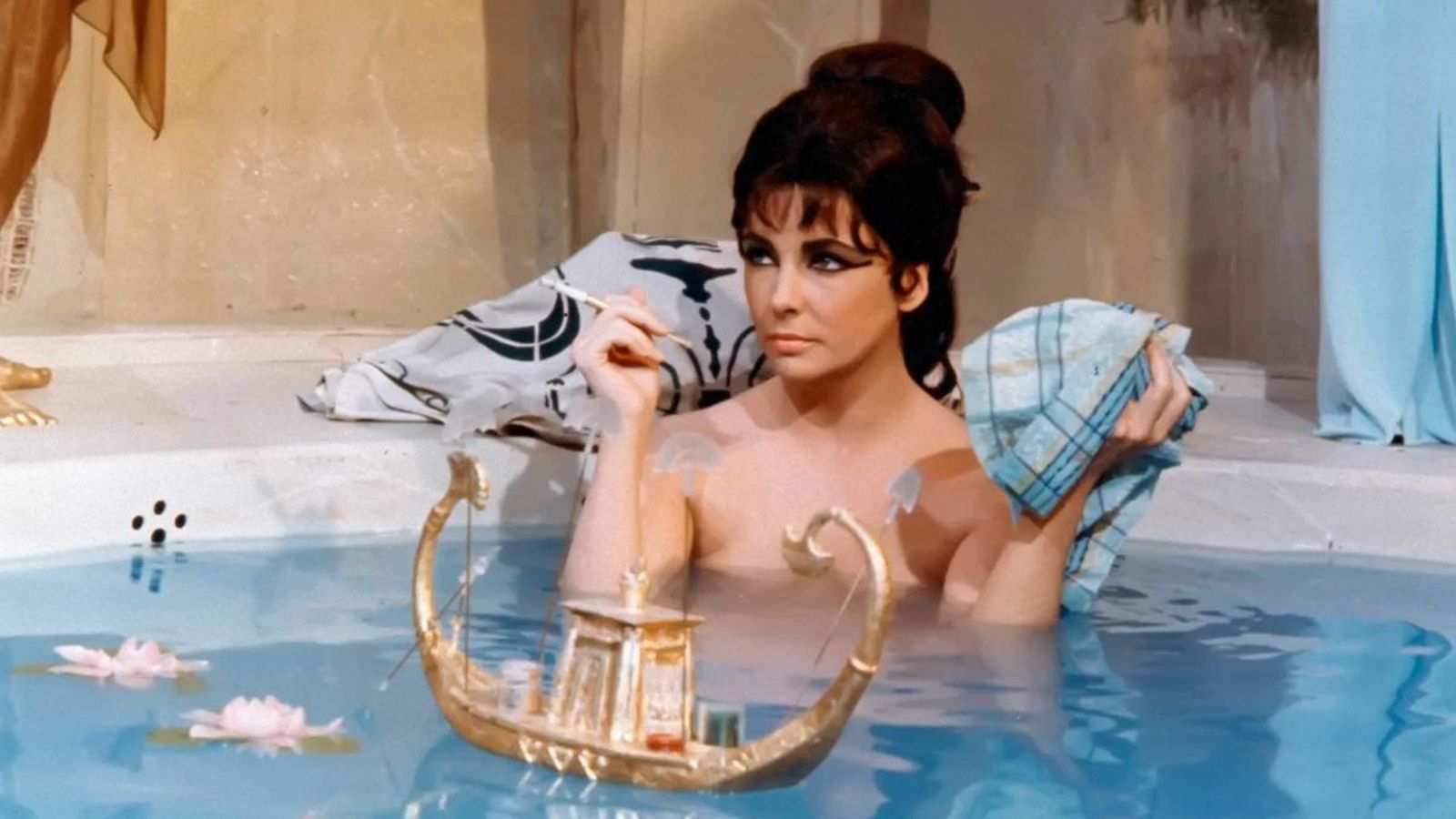 Un bany relaxant, Elizabeth Taylor com a 'Cleopatra' en el film de Joseph L. Mankiewicz (1963)